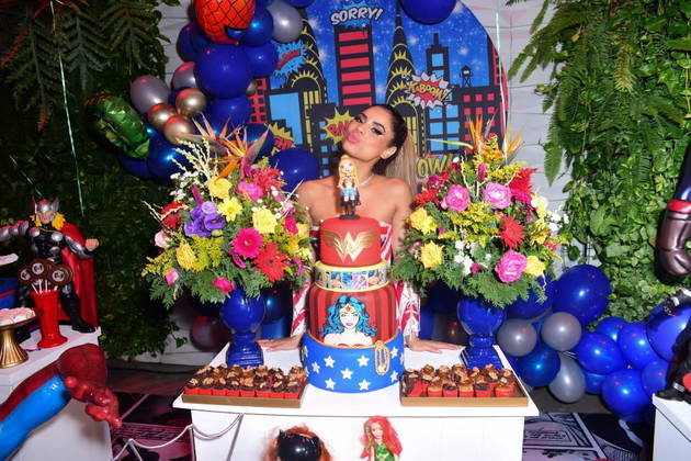 A decoração do evento foi toda inspirada em heróis e heroínas como a Mulher-Maravilha, tema do bolo de Lexa