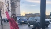 Lexa e irmã de Neymar dançam em frente ao Arco do Triunfo, em Paris