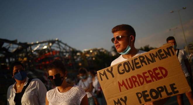 Manifestantes dizem que renúncia de premiê não muda as coisas
