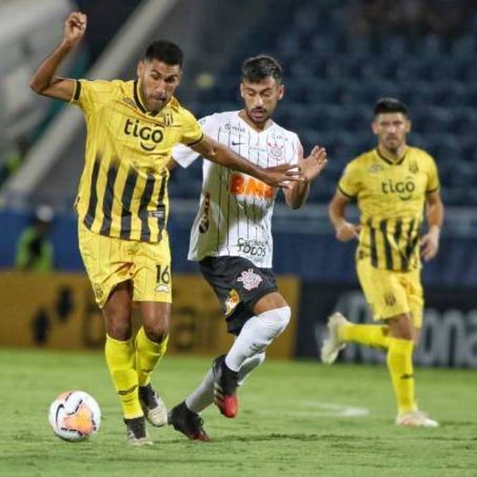 Ángel Benítez, do Guaraní (PAR), e Camacho, do Corinthians, na Libertadores 2020