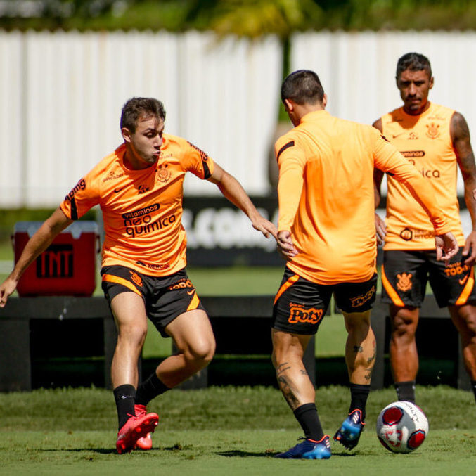 Fagner (com a bola), Piton (à esquerda) e Paulinho (ao fundo) em treino do Timão
