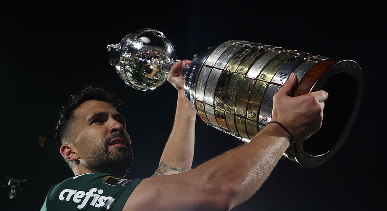 Zagueiro Luan levanta taça da Libertadores de 2021 conquistada pelo Palmeiras