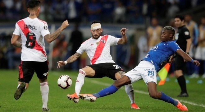 Orejuela disputa bola com Casco no Mineirão
