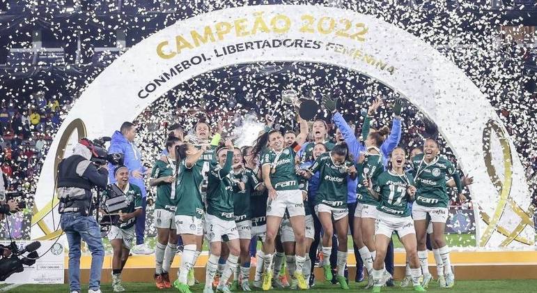 Jogadores do Palmeiras levantam o troféu de campeão da Libertadores Feminina 2022