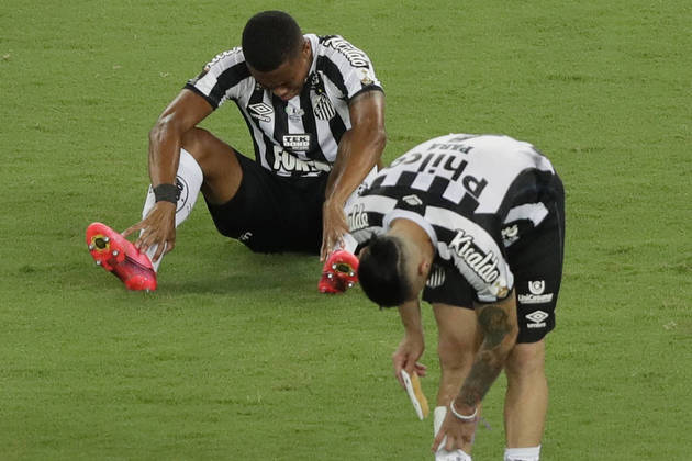 Jogadores do Santos choram a derrota na final da Libertadores