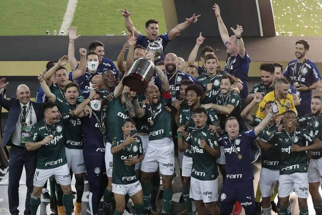 O herói do bicampeonato do Palmeiras na Libertadores tem nome e sobrenome: Breno Lopes. O atacante deixou o banco de reservas e marcou neste sábado (30), no Maracanã, o gol da vitória contra o Santos. Confira a seguir as mehores imagens da partida