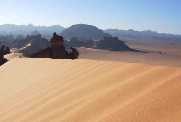 Líbia (África) - Situada no Norte do continente, ocupa 1,7 milhão de km² e tem 7 milhões de habitantes. Sua economia é centrada em petróleo e gás. O país é notável por paisagens desérticas impressionantes. Uma  parte significativa Deserto do Saara fica em seu território.