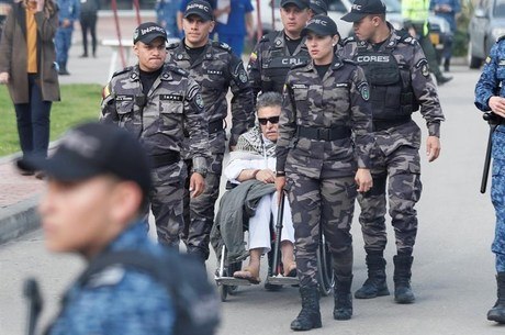 Policiais escoltam Santrich de volta para a prisão