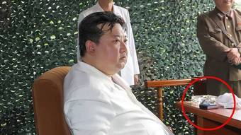 El líder norcoreano fotografiado con un teléfono inteligente plegable durante el lanzamiento de un misil – Noticias