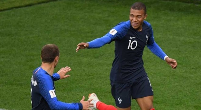 Liderada por Mbappé e Griezmann, a França fez o dever de casa em Ekaterimburgo ao vencer o Peru por 1 a 0. Com o gol marcado pelo atacante de 19 anos ainda no primeiro tempo, a equipe francesa conquistou a liderança do Grupo C e a classificação às oitavas de final da Copa do Mundo