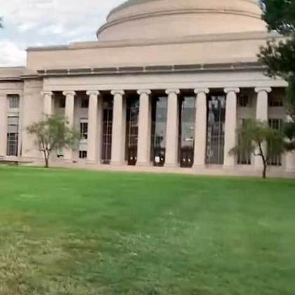Liderando o ranking, o MIT teve pontuação 100 no levantamento. Fundado em 1861, na cidade de Cambridge, nos EUA, o instituto é referência no mundo todo por suas pesquisas nas áreas de ciências exatas e biológicas. Lá, já foram formados mais de 80 laureados com o prêmio Nobel.