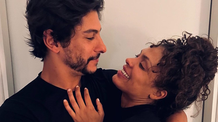 Shia e Lidi Lisboa mostraram ser um casal reservado, mas muito engraçado. Eles estão juntos há pouco tempo, mas amam compartilhar vídeos de humor nas redes sociais. A apresentadora já participou do reality A Fazenda 12 e se tornou um grande meme