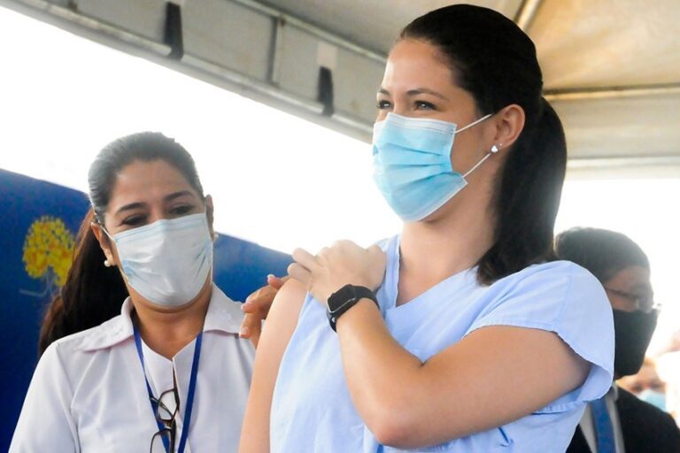 Enfermeira Lídia Rodrigues, primeira vacinada no Distrito Federal