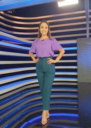 Lidiane Shayuri apresenta as informações do tempo no "Jornal da Record"