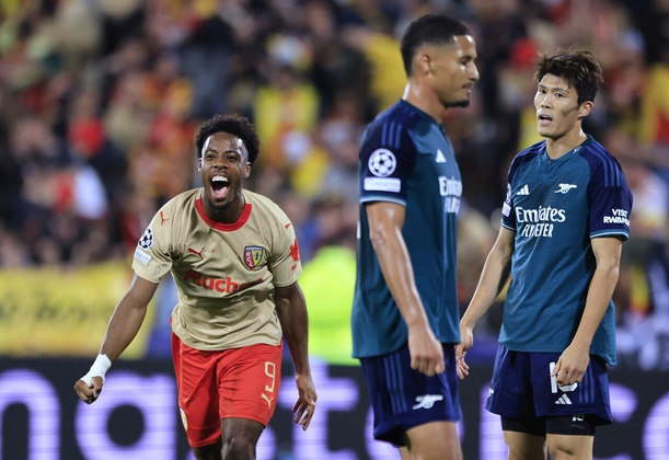 Jogando em seus domínios, o simpático Lens bateu o Arsenal por 2 a 1, na França. Os Gunners descontaram com gol de Gabriel Jesus