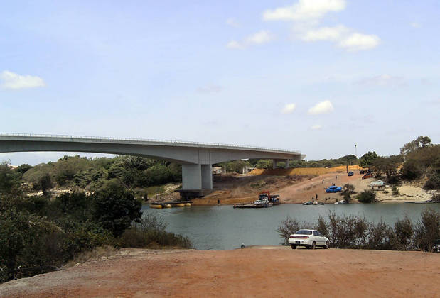 Ligando o Brasil à Guiana, a Ponte do Rio Tacutu, na BR-401, conecta Bonfim, em Roraima, a Lethem, na Guiana, com 230m de extensão. 