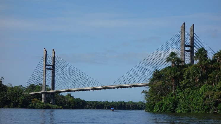 Ligando o Brasil à Guiana Francesa, a Ponte Binacional Franco-Brasileira, de 378m de extensão, tem de um lado a cidade de Oiapoque, no Amapá, e do outro o município de Saint Georges de l'Oyapock, na Guiana Francesa. 