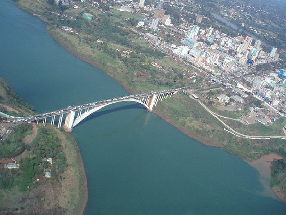 Ligando o Brasil ao Paraguai, a Ponte da Amizade conecta a cidade de Foz do Iguaçu, no Paraná, e Ciudad del Este no Paraguai, passando sobre o rio Paraná, com 552m. 