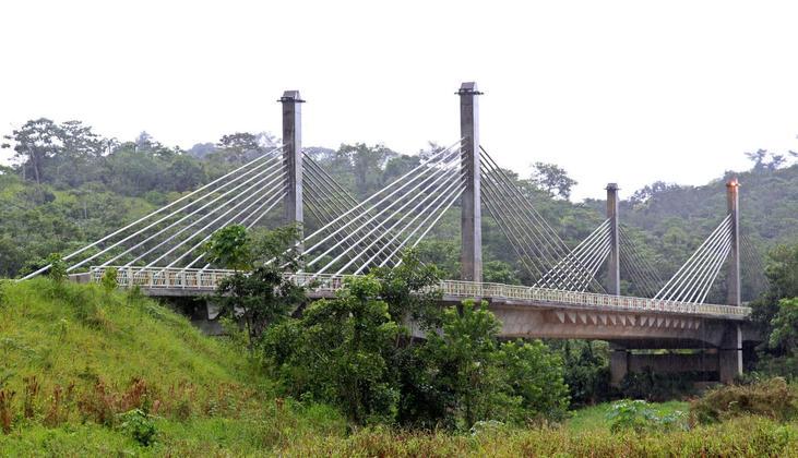 Ligando o Brasil ao Peru, a Ponte de Integração que atravessa o rio Acre tem, de um lado, a cidade de Assis Brasil, no Acre, e, do outro, Iñapari, no Peru. 
