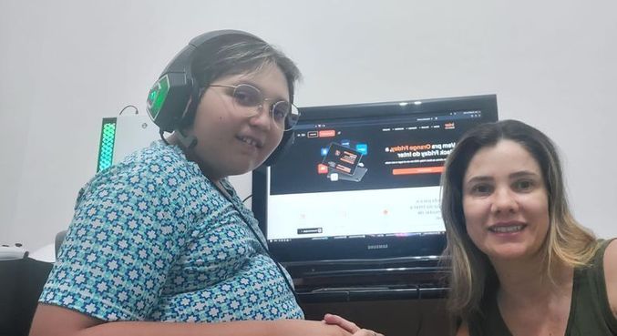 Lígia da Costa e o filho Arthur, que tem conta e já faz investimentos