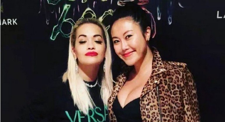 Lili postava fotos nas redes sociais com celebridades, como a cantora Rita Ora