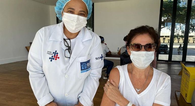 Lilia Cabral recebe a primeira dose da vacina contra covid-19
