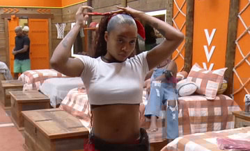 Lily reclama ao notar que peões mexeram em seus itens (Reprodução | Record TV)