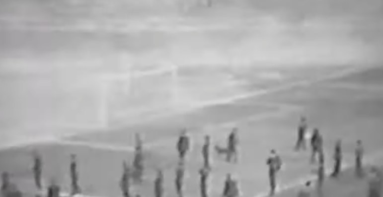 Lima (Peru) - 328 mortos em 24/5/1964 no Estádio Nacional. No Peru X Argentina no Pré-Olímpico de Tóquio, torcedores invadiram o campo após a anulação de um gol do Peru e, para escapar do gás lacrimogêneo, uma multidão tentou sair de uma só vez. 328 torcedores morreram asfixiados ou por hemorragia. 500 ficaram feridos.  
