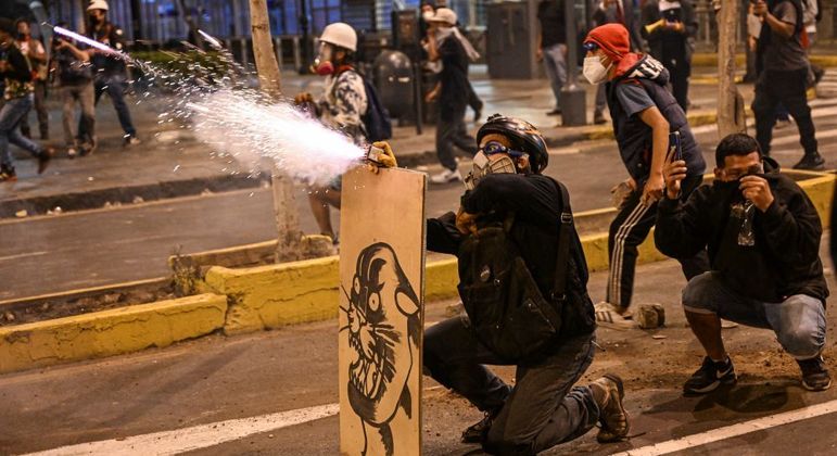Apoiadores de Pedro Castillo, presidente deposto, enfrentam a polícia na capital, Lima