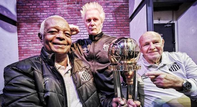 Lima, Supla e Pepe em bar de Lisboa para evento do Santos