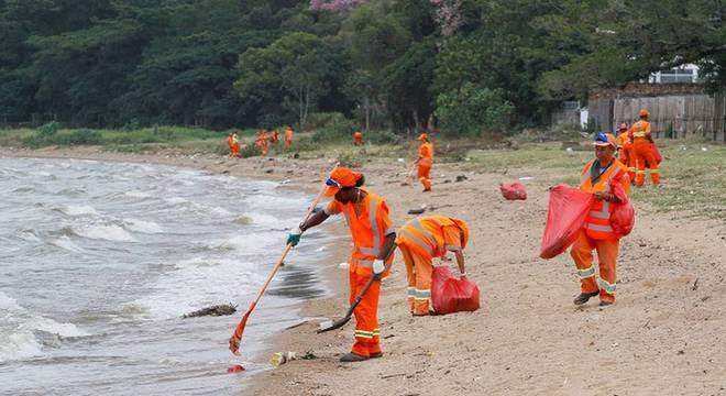  Limpeza em praia gaúcha, em foto de arquivo; Plano Nacional de Combate ao Lixo no Mar está paralisado desde março deste ano devido à pandemia e sem previsão de retorno