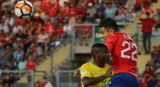 Atacante Lincoln, do Brasil, disputa bola com zagueiro do Chile no Sul-Americano