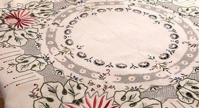 lindo modelo de toalha de mesa bordada 