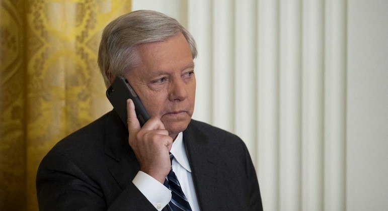 O senador dos EUA Lindsey Graham recebe um telefonema na Sala Leste da Casa Branca
