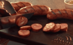 DICA PREMIUM 3: Para melhor saborear, fatie e coma a linguiça ainda quente. Nunca sirva a linguiça fria, pois a perda de temperatura altera a textura do produto.