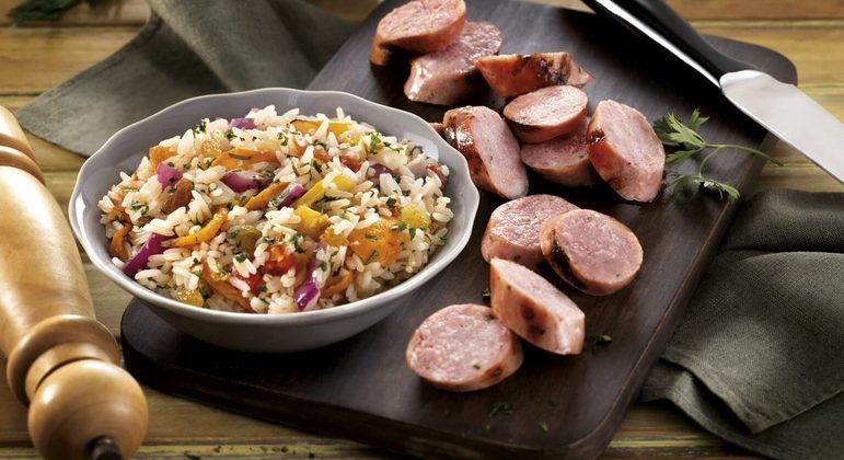 Linguiça de alho e ervas com arroz aromático