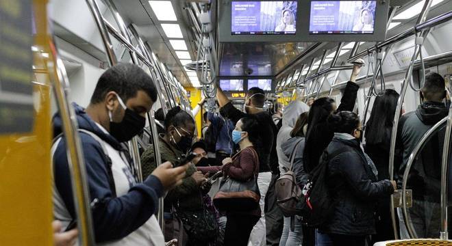 Passageiros de máscaras na Linha 4-Amarela do Metrô de São Paulo