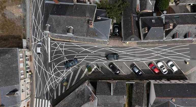 Para evitar motoristas apressados, cidade apostou em marcações bizarras em rua