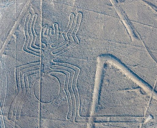 Linhas de Nazca: As linhas de Nazca são um conjunto de figuras geométricas e desenhos gigantes, criado entre os anos 500 a.C. e 500 d.C., que se estendem por cerca de 80 quilômetros na região de Nazca, no Peru.