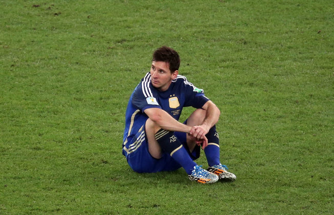 Apesar de ninguém jamais duvidar do potencial e da habilidade do atleta, Messi teve que conviver, na maior parte de sua carreira, com críticas sobre seu desempenho com a seleção argentina. Em 2014, ele até foi eleito melhor jogador da Copa do Mundo, mas bateu na trave, e ficou com o vice-campeonato, após derrota para a Alemanha, na prorrogação