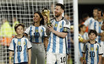 Messi completou mais um ano de vida neste sábado (24). O craque argentino chegou aos 36 anos, mas com futebol que ainda dá e sobra. Para homenagear o craque argentino, o R7 separou momentos marcantes da carreira do jogador, confira!