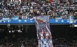 O jogo desta quinta ficou em segundo plano. Os mais de 83 mil torcedores que lotaram o estádio Monumental de Núñez, em Buenos Aires, estavam ali para saudar os heróis nacionais, que quebraram um tabu de 36 anos sem títulos. Messi foi de longe o mais ovacionado, e ao lado da família, se mostrou muito emocionado em receber o carinho do público. Um episódio que com certeza ficará marcado na memória do jogador