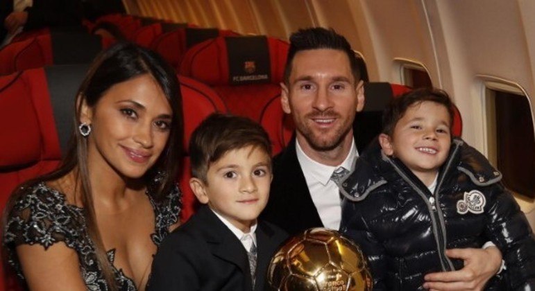 Na maioria das premiações, Messi dividiu a presença com seus familiares. Na foto, o craque posou com a esposa, Antonella Roccuzzo, e os filhos Thiago (esq) e Mateo (dir.). Além deles, o casal também tem mais um filho, Ciro, nascido em 2018