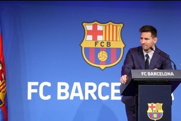 Após 17 temporadas, 672 gols marcados e dezenas de títulos, o casamento entre Lionel Messi e Barcelona chegou ao fim em agosto de 2021. O clube catalão, que passava por um grave momento financeiro na época, alegou problemas econômicos, e não conseguiu registrar o contrato do jogador, que deixou o Barça. Em sua despedida, o camisa 10 não conteve as lágrimas e se emocionou bastante