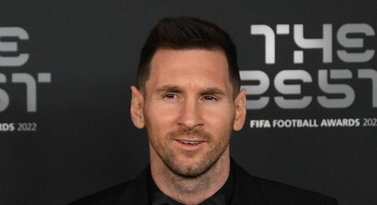 Lionel Messi posou para fotos na chegada da premiação, em Paris
