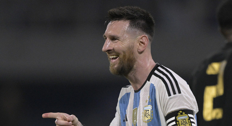 Messi comemora gol na vitória da seleção argentina contra Curaçao
