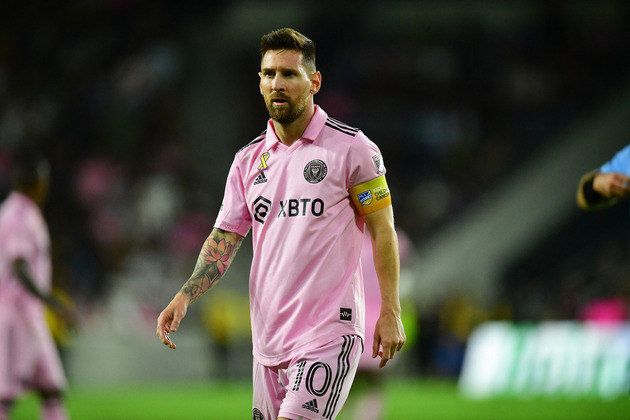 8° lugar: Lionel Messi (Inter Miami)Pontuação: 90Após se tornar campeão do mundo, Messi se despediu do PSG e se transferiu para Miami, onde aproveita e desfila seu bom futebol na fase final de carreira, e de quebra, coloca a liga dos Estados Unidos em evidência