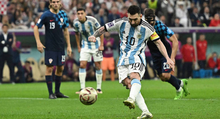 Com o seu quinto gol no Catar 2022, Messi divide a artilharia do torneio com Mbappé