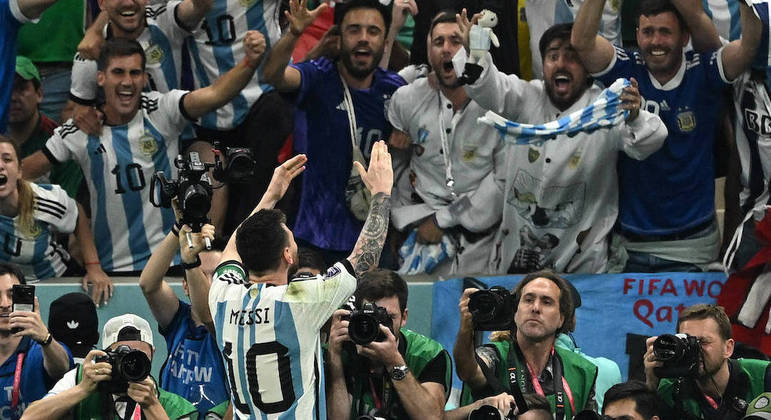 Messi iguala Maradona em jogos e gols pela Argentina em Copas