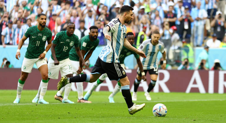 Lionel Messi cobra pênalti e marca o primeiro gol da Argentina na Copa do Mundo de 2022